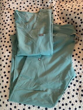 Figs Women’s Seafoam Green V-Neck Scrub Catarina Top/ Kade Pants Size L